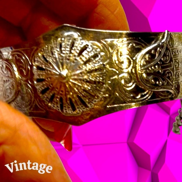 Vintage Hamsa Silver Camel Motif Bracelet - Picture 4 of 15